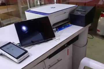 محل خضار للتقبيل ودواجن مع العامل في منطقة استراحات وشاليهات