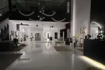 محل ملابس للبيع/للتقبيل في جدة (بجميع محتوياته)