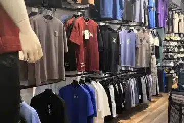 بضاعة محل ملابس رجالي