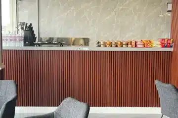محل شاهي للبيع/للتقبيل في خميس مشيط (شارع حيوي)