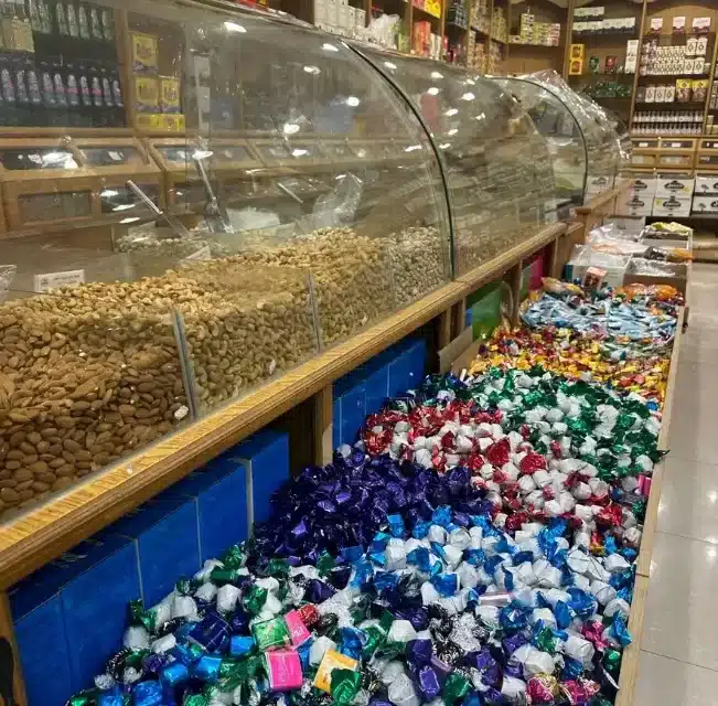 بضاعة محل عطارة ومكسرات