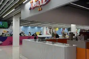 محل ايس كريم للتقبيل داخل مول مشهور في الرياض