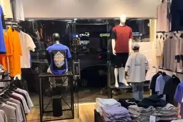 بضاعة محل ملابس رجالي
