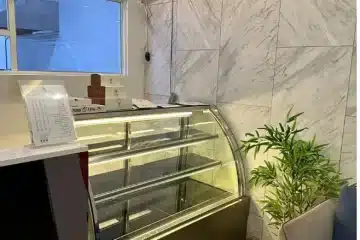 ثلاجة عرض الحلويات