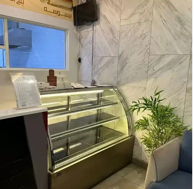 ثلاجة عرض الحلويات