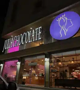 مستثمر ممول في كافيه