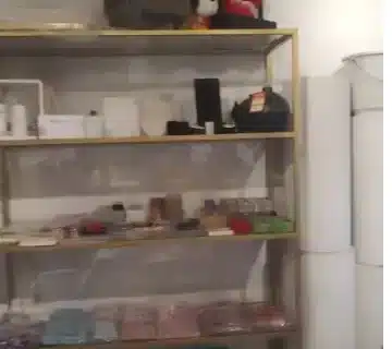 رفوف محل زهور