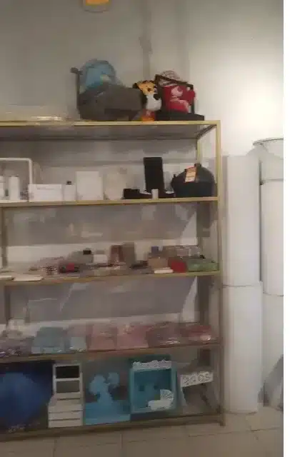 رفوف محل زهور