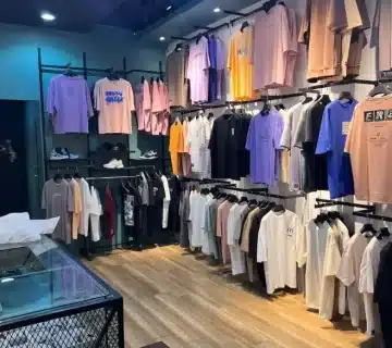 بضاعة محل ملابس رجالي