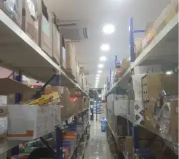 رفوف واستاندات محل أدوات كهربائية