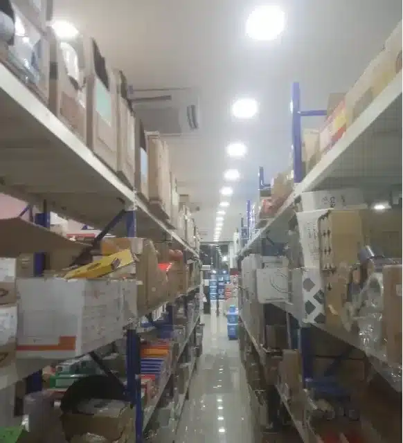 رفوف واستاندات محل أدوات كهربائية