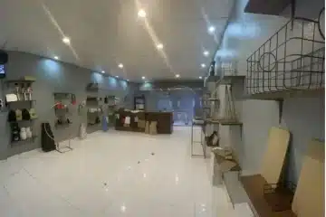 محل لبيع الورود للتقبيل في صامطة