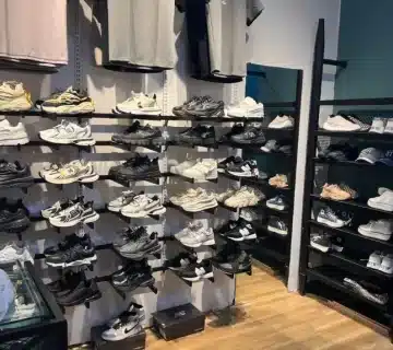 بضاعة محل ملابس رجالي