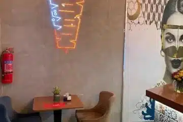 طاولة وكراسي