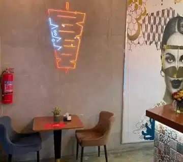 طاولة وكراسي