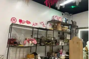 رفوف وستاندات محل ورد وهدايا