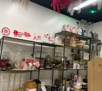 رفوف وستاندات محل ورد وهدايا