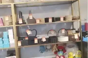 رفوف وستاندات محل هدايا وورد