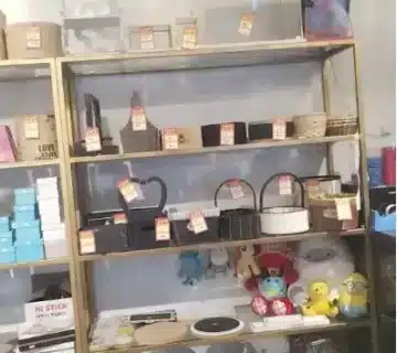 رفوف وستاندات محل هدايا وورد