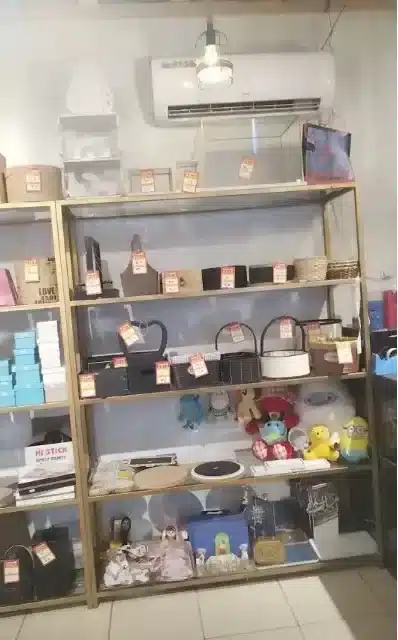 رفوف وستاندات محل هدايا وورد