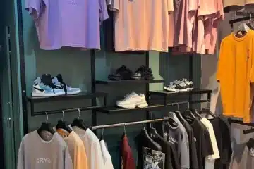 بضاعة محل ملابس رجالي