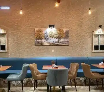 طاولة وكراسي