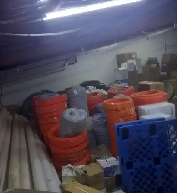 مستودع محل سباكة وادوات كهربائية