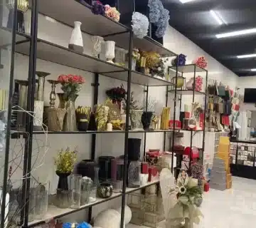 رفوف وستاندات محل ورد وهدايا