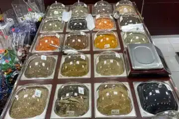 بضاعة محل عطارة للتقبيل