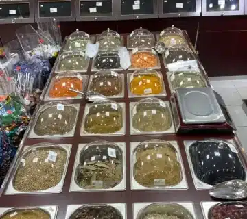 بضاعة محل عطارة للتقبيل