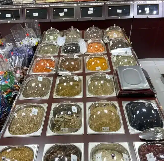 بضاعة محل عطارة للتقبيل