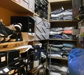 مستودع محل ملابس رجالي