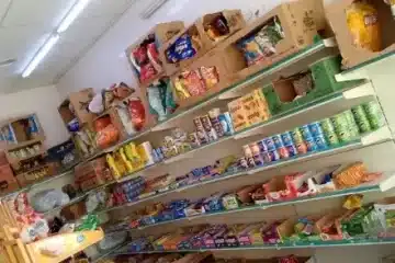 رفوف بقالة للتقبيل أو للبيع وعليها منتجات سناكس مختلفة