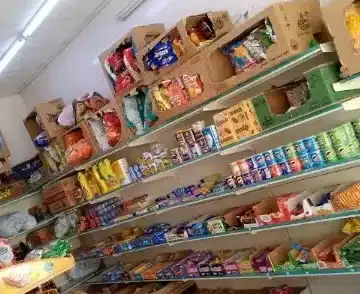 رفوف بقالة للتقبيل أو للبيع وعليها منتجات سناكس مختلفة