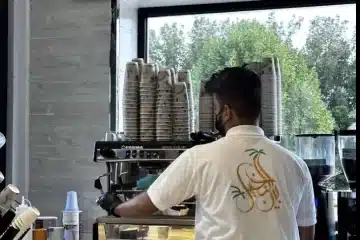 كشك للتقبيل أو للبيع يقدم قهوة (مبيعات جيدة)