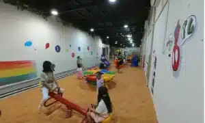 أطفال صغار يلعبو في مركز ترفيهي للتقبيل